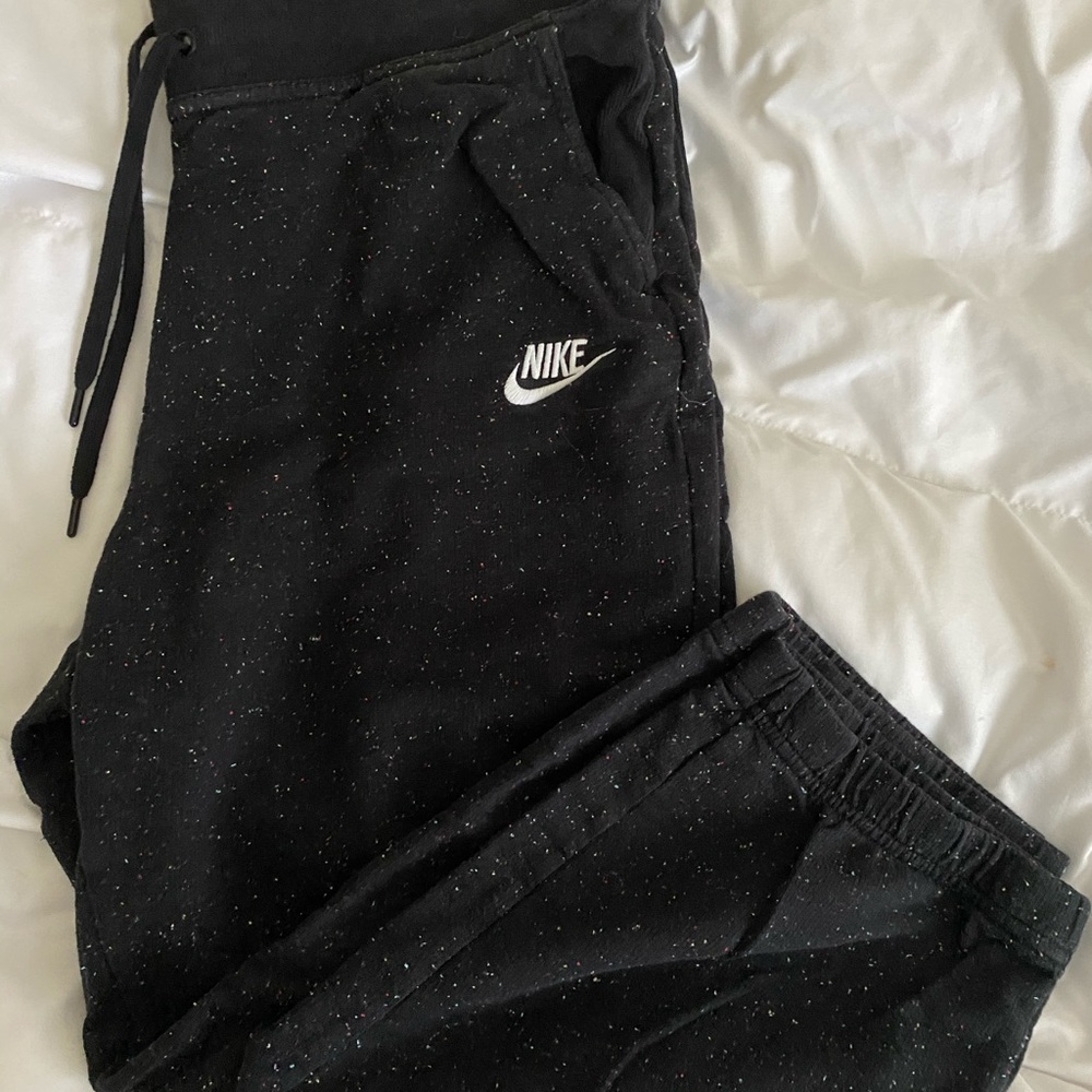 NIKE BLACK CAPRI SWEATPANTS